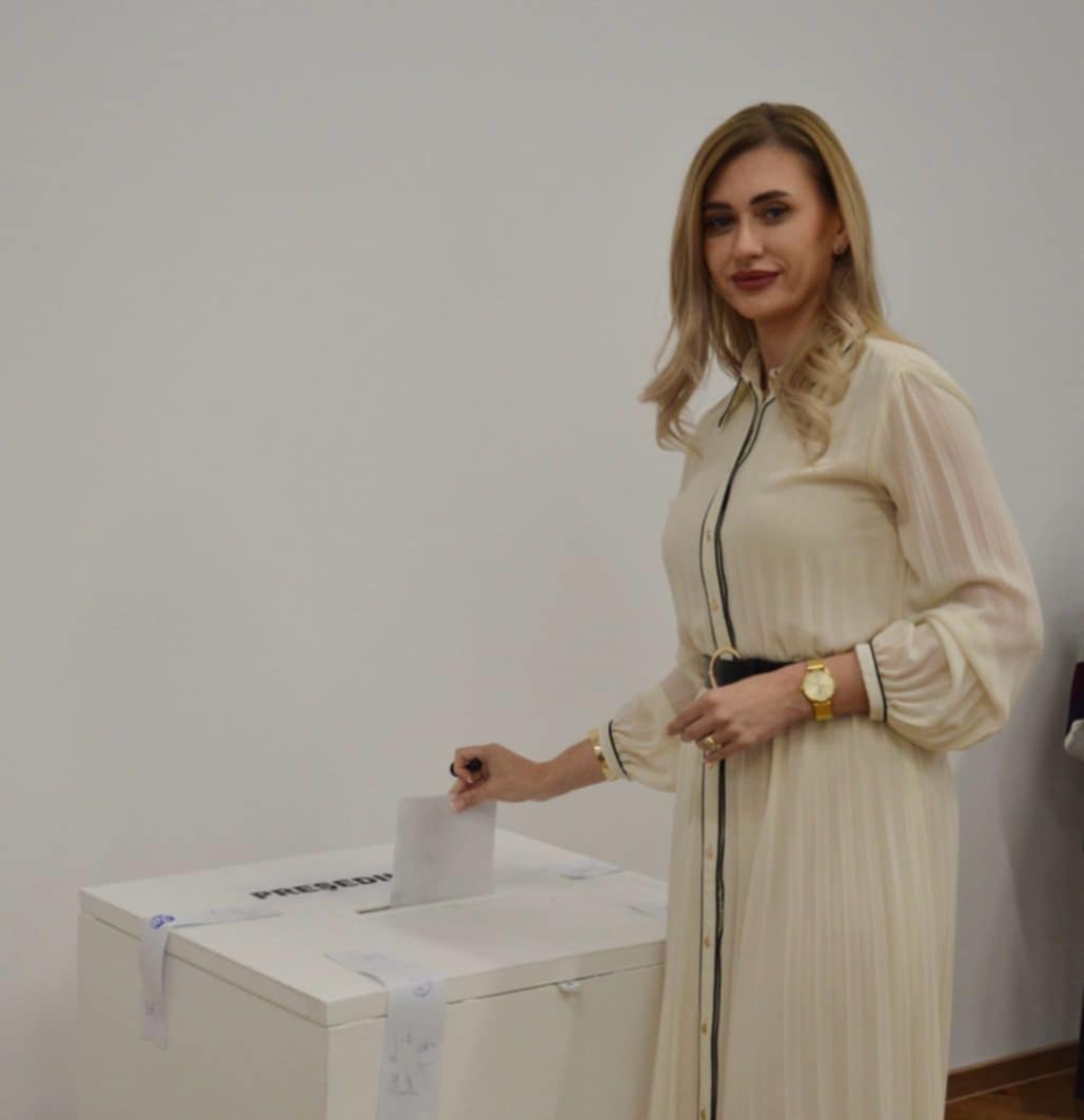 Roxana Petca: "Am votat cu responsabilitate și încredere un președinte care să ducă România înainte!""