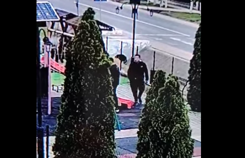 VIDEO. Locul de joacă din centrul unei comune din județ, „teren de distracție” pentru vandali: când nepăsarea adulților se lovește de plictisul adolescenților