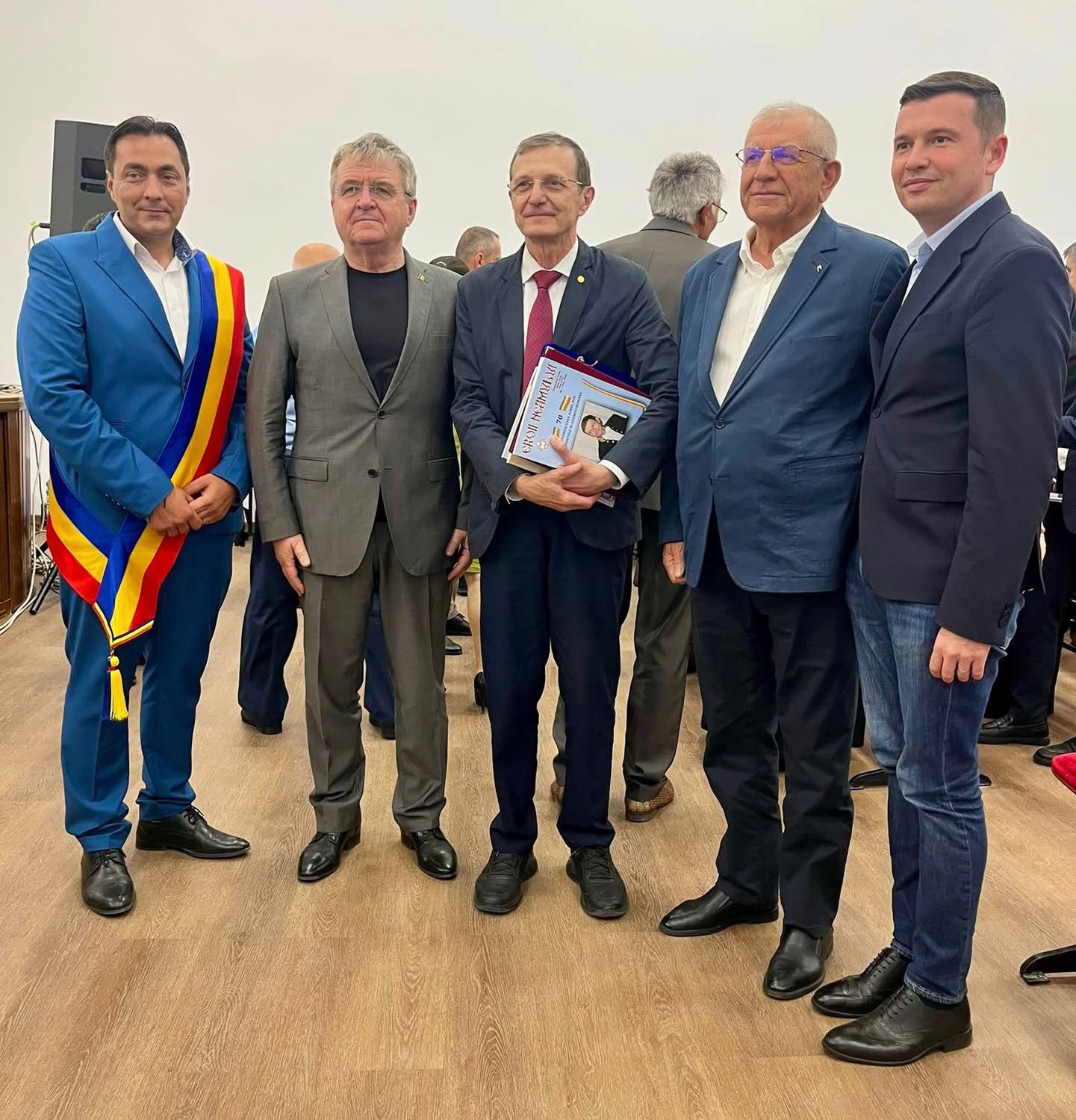 FOTO. 𝙏𝙖̆𝙨̦𝙣𝙖𝙙–𝙎𝙖̆𝙧𝙖̆𝙪𝙖𝙙: 𝙁𝙞𝙡𝙚 𝙙𝙚 𝙞𝙨𝙩𝙤𝙧𝙞𝙚 𝙊 𝙯𝙞 𝙙𝙚𝙙𝙞𝙘𝙖𝙩𝙖̆ 𝙢𝙚𝙢𝙤𝙧𝙞𝙚𝙞, 𝙨𝙥𝙞𝙧𝙞𝙩𝙪𝙖𝙡𝙞𝙩𝙖̆𝙩̦𝙞𝙞 𝙨̦𝙞 𝙚𝙡𝙞𝙩𝙚𝙞 𝙘𝙪𝙡𝙩𝙪𝙧𝙖𝙡𝙚 𝙧𝙤𝙢𝙖̂𝙣𝙚𝙨̦𝙩𝙞