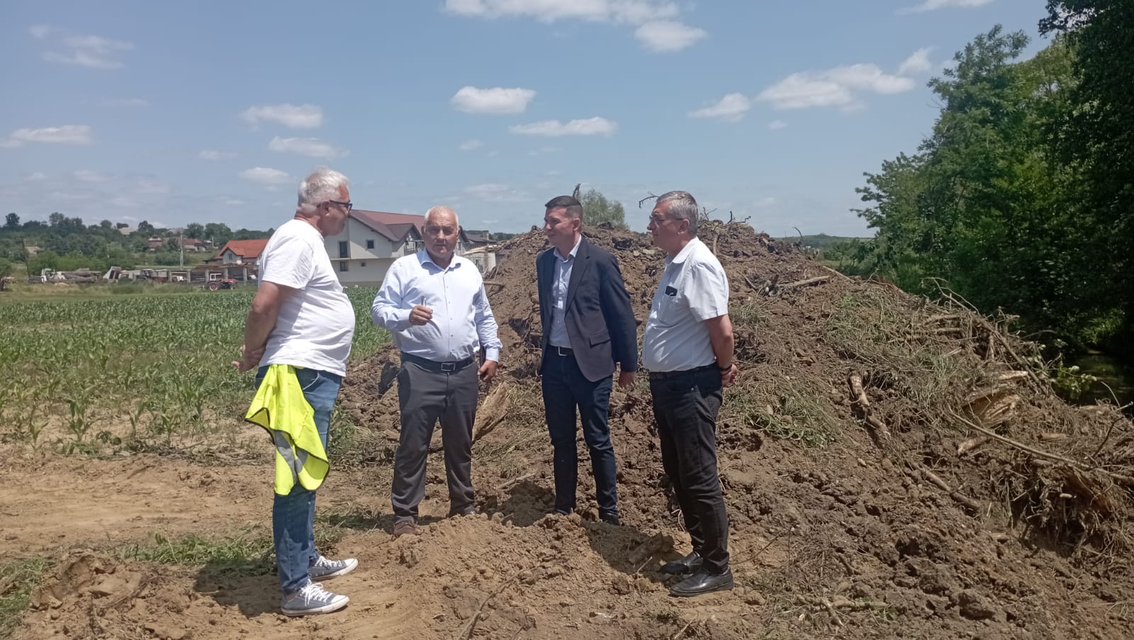Lucrări importante de infrastructură în Bârsău de Jos: Vicepreședintele CJ Satu Mare, Cătălin Filip, în vizită pe șantierul noului pod peste Valea Bârsăului