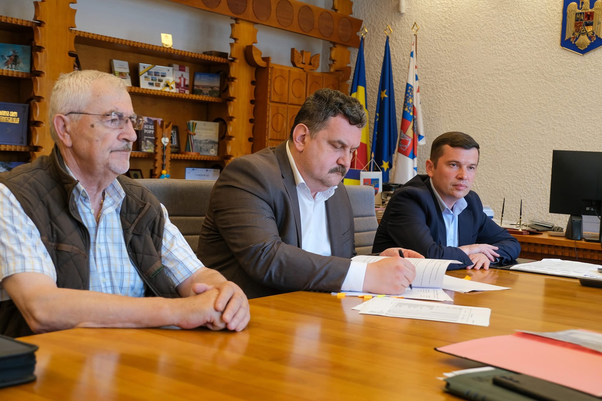 FOTO. Conducerea Consiliului Județean Satu Mare a semnat contractul pentru efectuarea lucrărilor pentru siguranţa circulaţiei pe drumurile judeţene din județul Satu Mare.