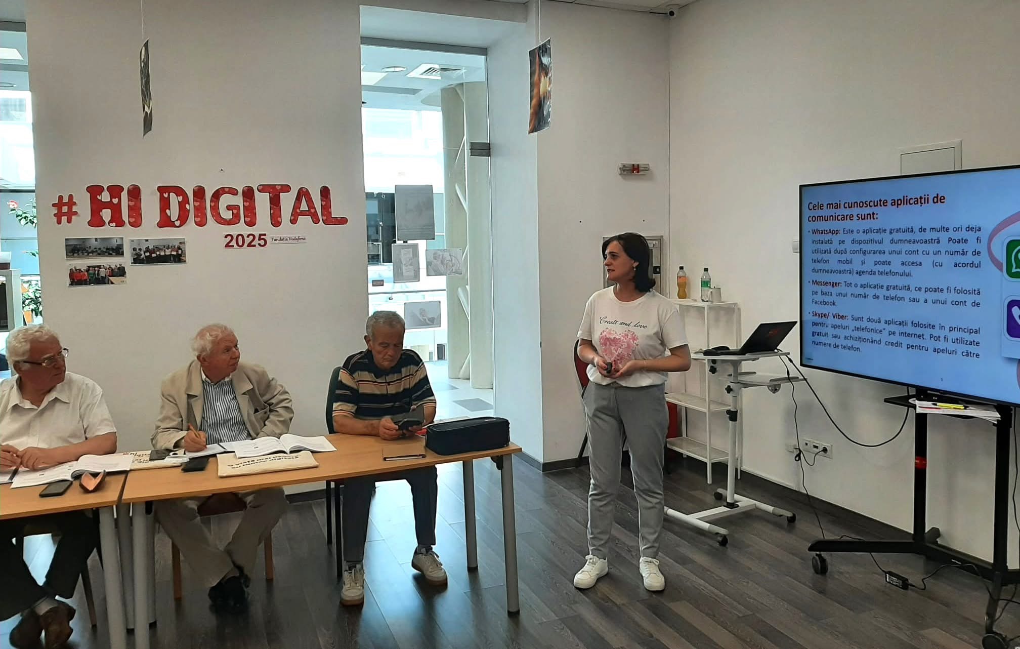FOTO. Seniorii din Satu Mare, mai conectați ca niciodată – Atelierul 5 HiDigital, un pas spre încredere digitală