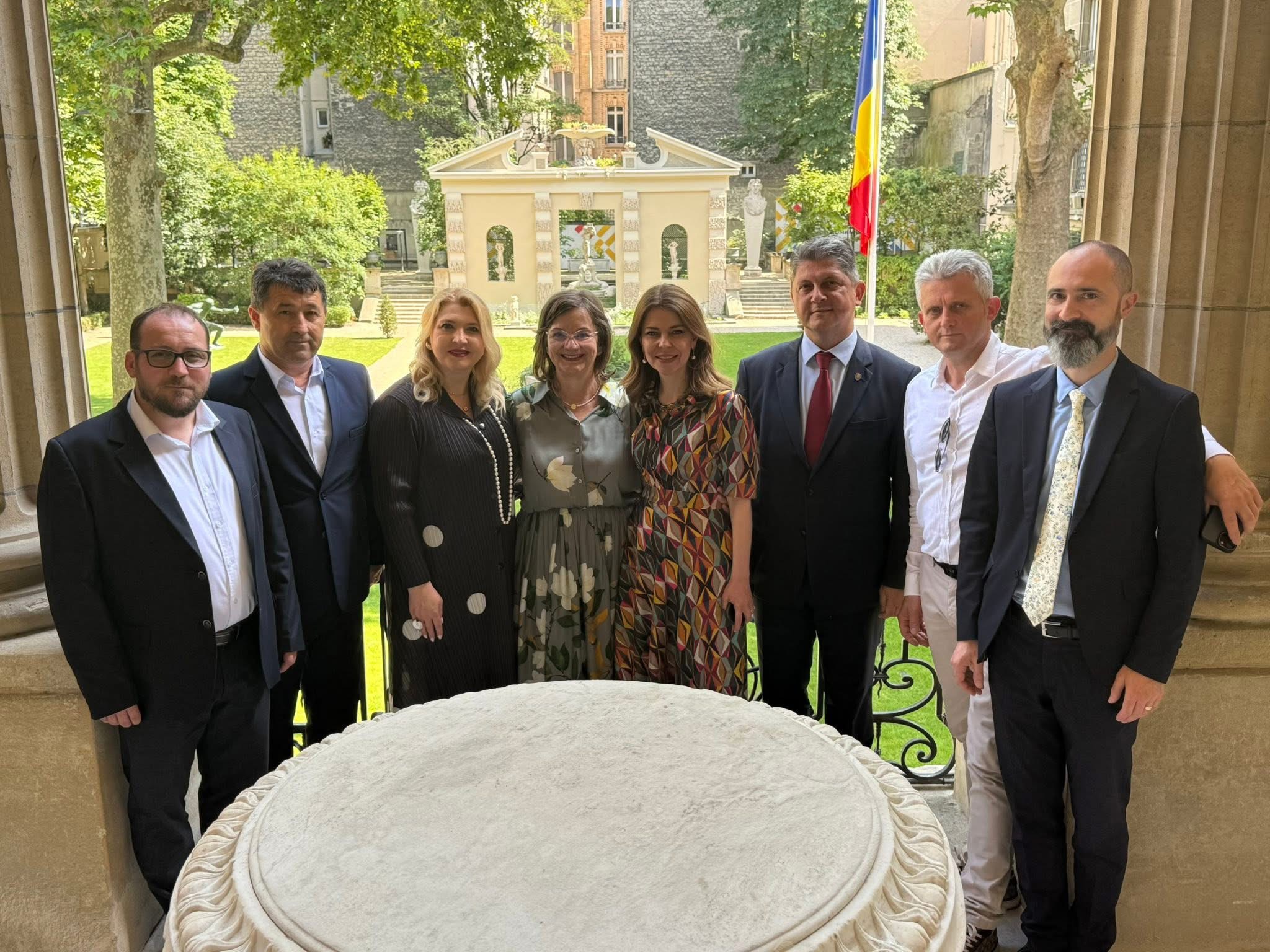 FOTO. P𝐫𝐢𝐦𝐚 𝐳𝐢 𝐚 𝐝𝐞𝐥𝐞𝐠𝐚𝐭̦𝐢𝐞𝐢 𝐨𝐟𝐢𝐜𝐢𝐚𝐥𝐞 𝐩𝐞𝐧𝐭𝐫𝐮 𝐢̂𝐧𝐟𝐫𝐚̆𝐭̦𝐢𝐫𝐞𝐚 𝐨𝐫𝐚𝐬̦𝐮𝐥𝐮𝐢 Negrești Oaș  𝐜𝐮 𝐨𝐫𝐚𝐬̦𝐮𝐥 𝐋𝐞 𝐁𝐥𝐚𝐧𝐜-𝐌𝐞𝐬𝐧𝐢𝐥 𝐚 𝐝𝐞𝐛𝐮𝐭𝐚𝐭 𝐜𝐮 𝐨 𝐯𝐢𝐳𝐢𝐭𝐚̆ 𝐬𝐩𝐞𝐜𝐢𝐚𝐥𝐚̆ 𝐥𝐚 𝐀𝐦𝐛𝐚𝐬𝐚𝐝𝐚 𝐑𝐨𝐦𝐚̂𝐧𝐢𝐞𝐢 𝐝𝐢𝐧 𝐏𝐚𝐫𝐢𝐬