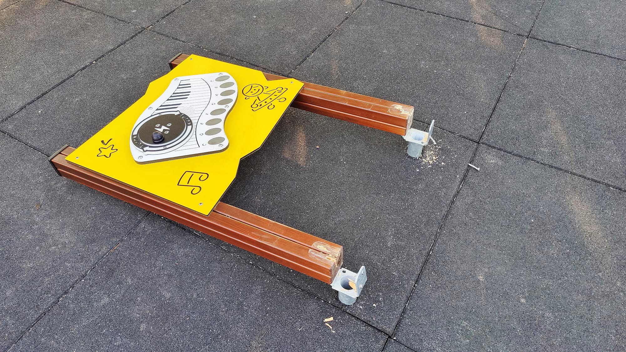 FOTO. Turiști norvegieni au vandalizat spațiul de joacă din zona de promenadă recent inaugurată pe malul drept al Someșului