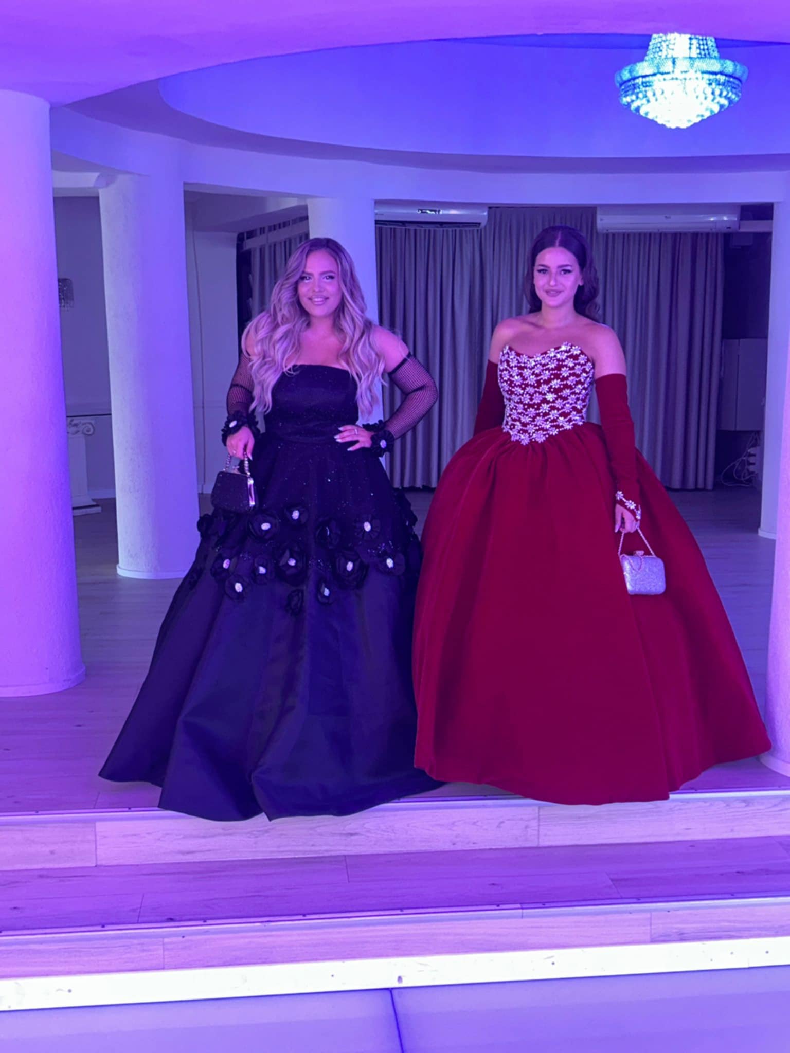 Sezonul banchetelor a început în forță, iar ținutele extravagante cuceresc scena modei liceale