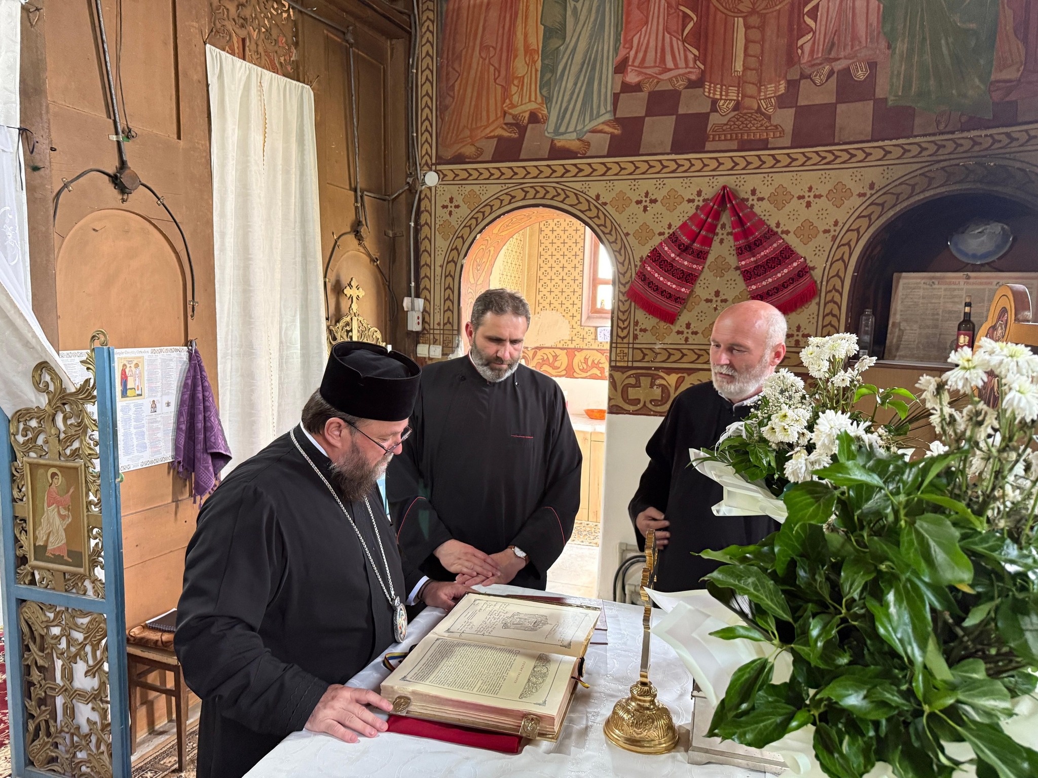 FOTO. Vizite arhierești în mai multe bisericii din județ