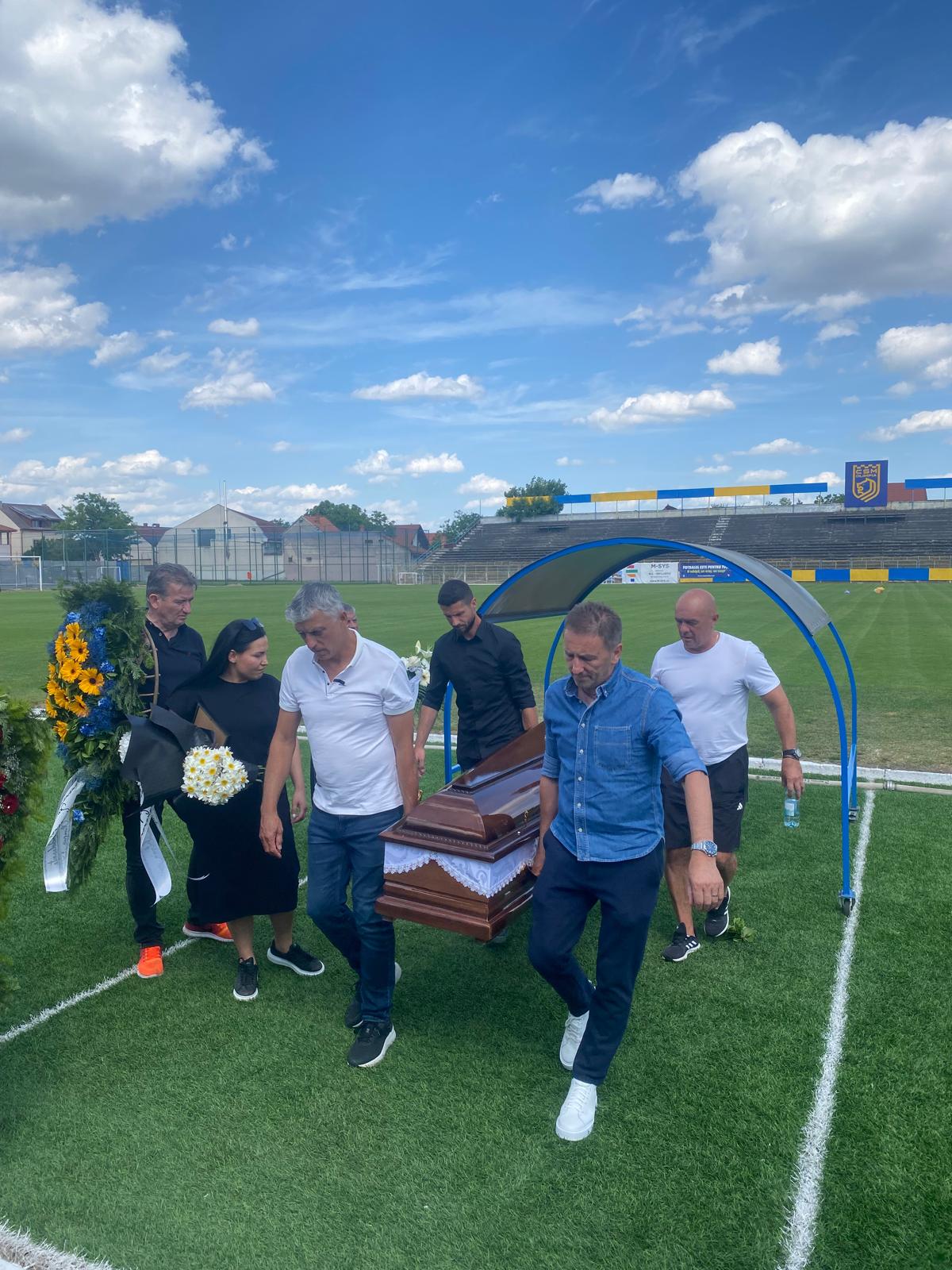 Sicriul cu trupul neînsuflețit al lui Andrei ”Sanyak” Balogh, depus la stadionul Olimpia