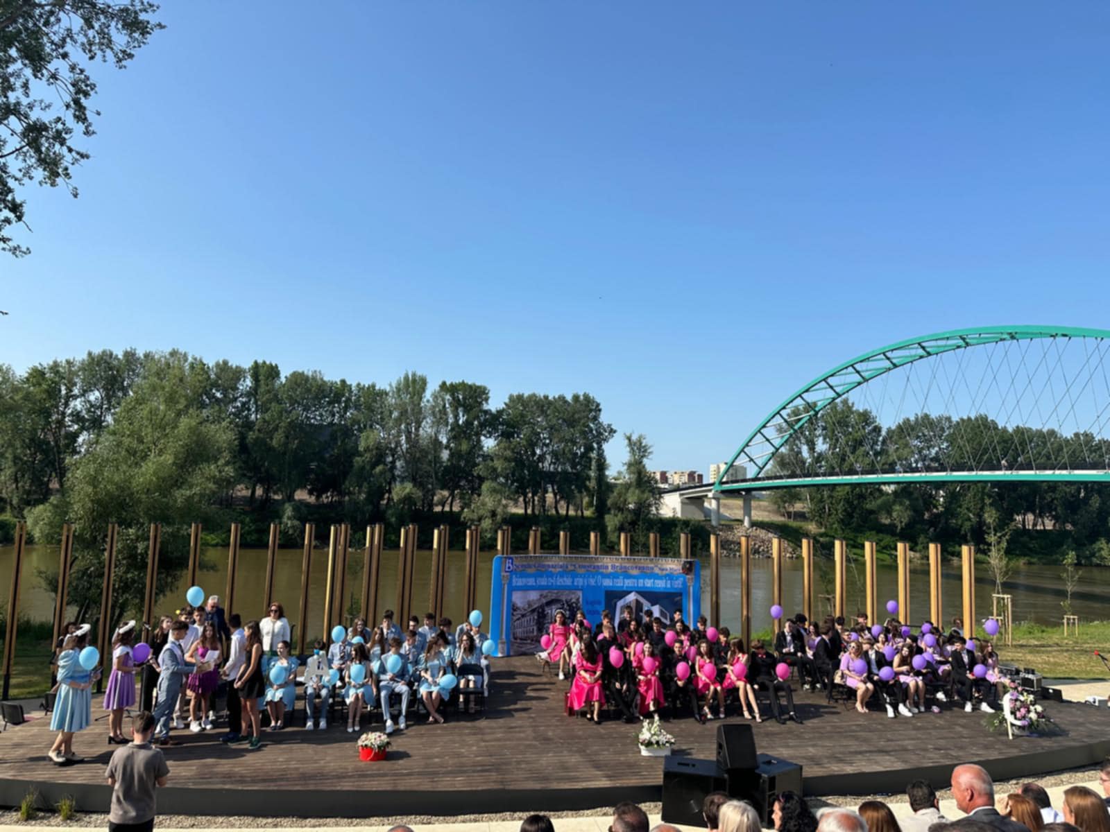 VIDEO/FOTO. Clopoțelul de final: Absolvenții claselor a VIII-a de la Școala Gimnazială „Constantin Brâncoveanu” și-au luat rămas bun într-un cadru festiv