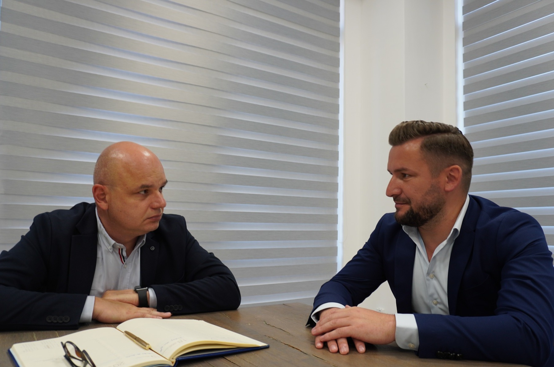 Proiecte de infrastructură și inițiative sociale discutate la Prefectura Satu Mare în cadrul unei întâlniri cu primarul comunei Cămărzana