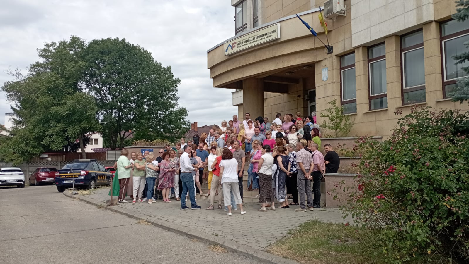 FOTO. GREVĂ SPONTANĂ. Protest al angajaților de la Finanțe în Satu Mare: nemulțumiri profunde față de proiectul privind eliminarea sporurilor