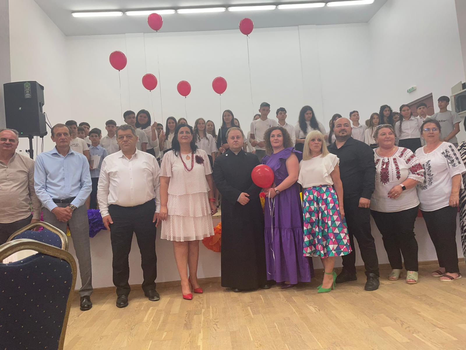 Emoții, aplauze și bucurie la festivitatea de absolvire a clasei a VIII-a de la Școala Gimnazială Homorodu de Mijloc