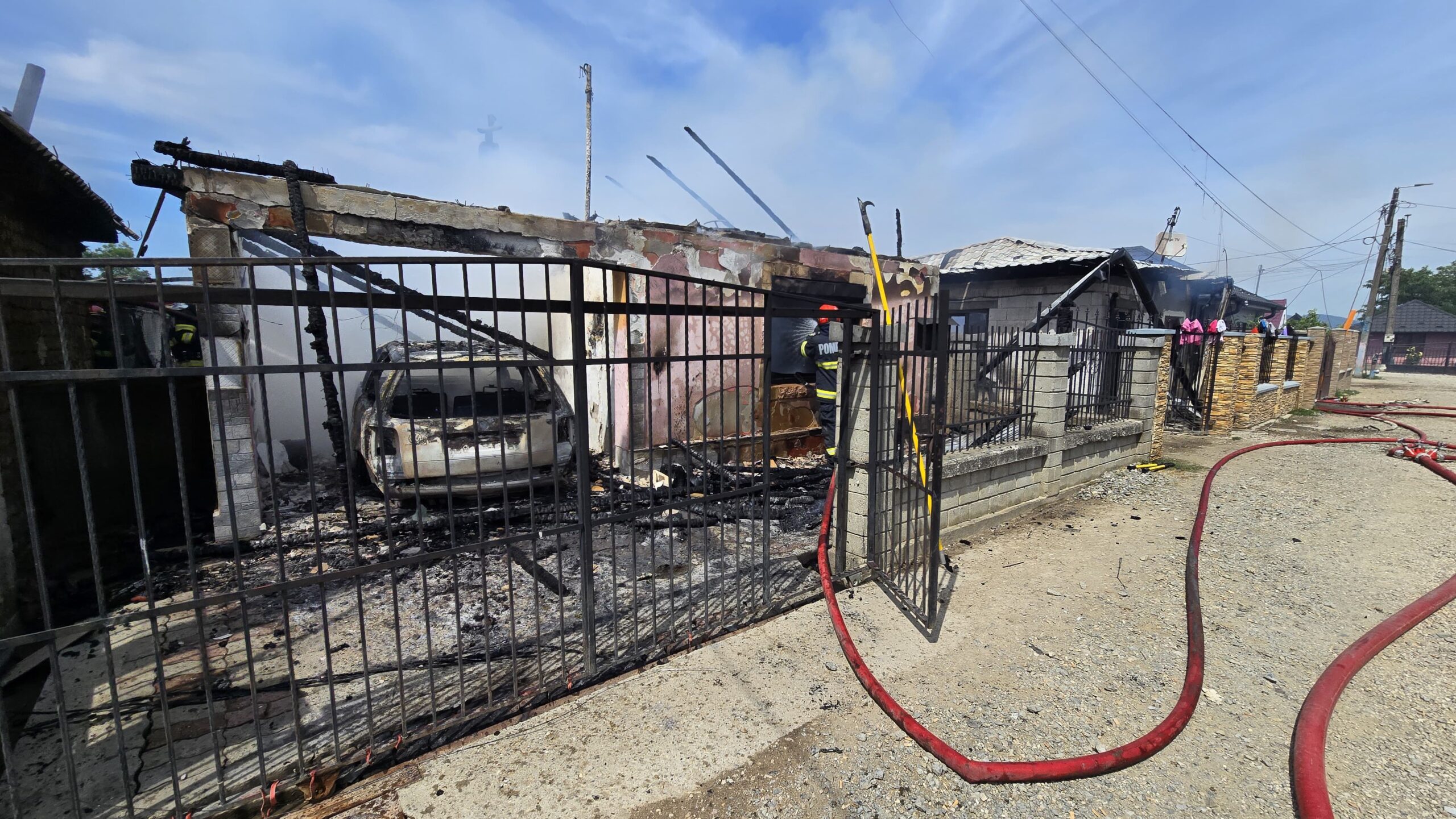 VIDEO/FOTO. Incendiu de proporții în județ. Trei case și o mașină, făcute scrum