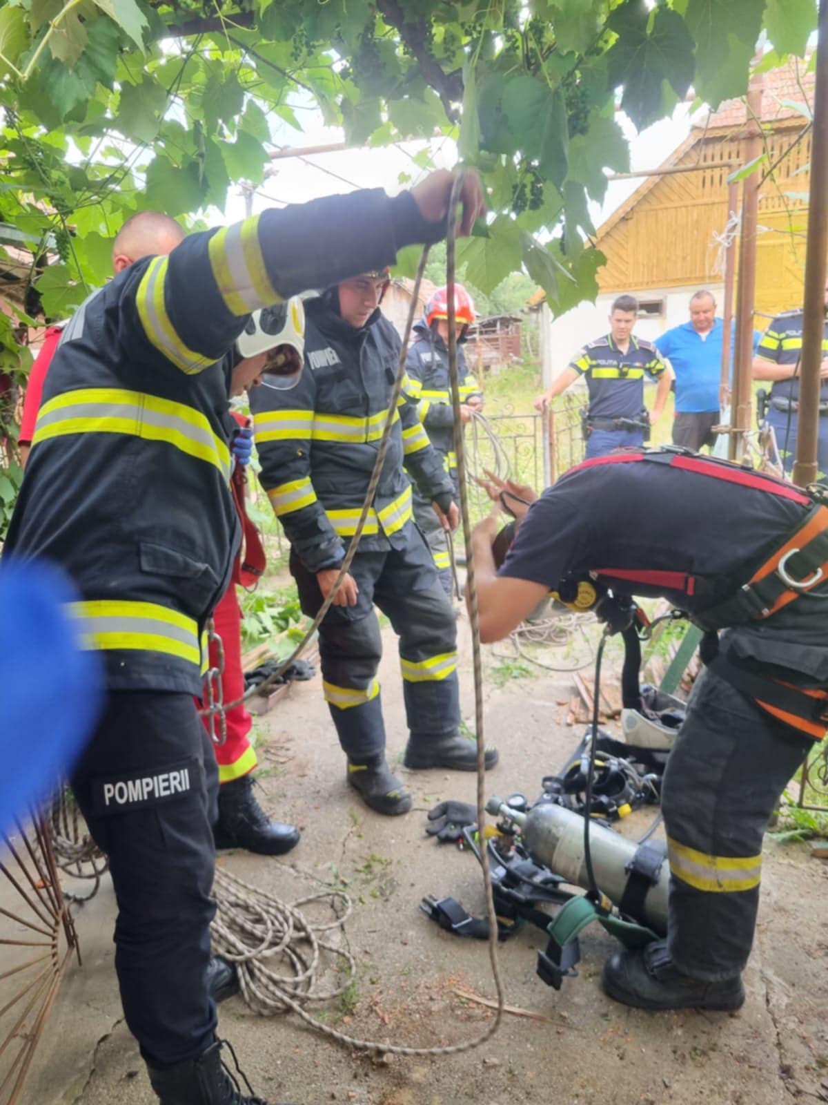 FOTO. Bătrânică salvată din fântână. Pompierii i-au mai dat o șansă la viață