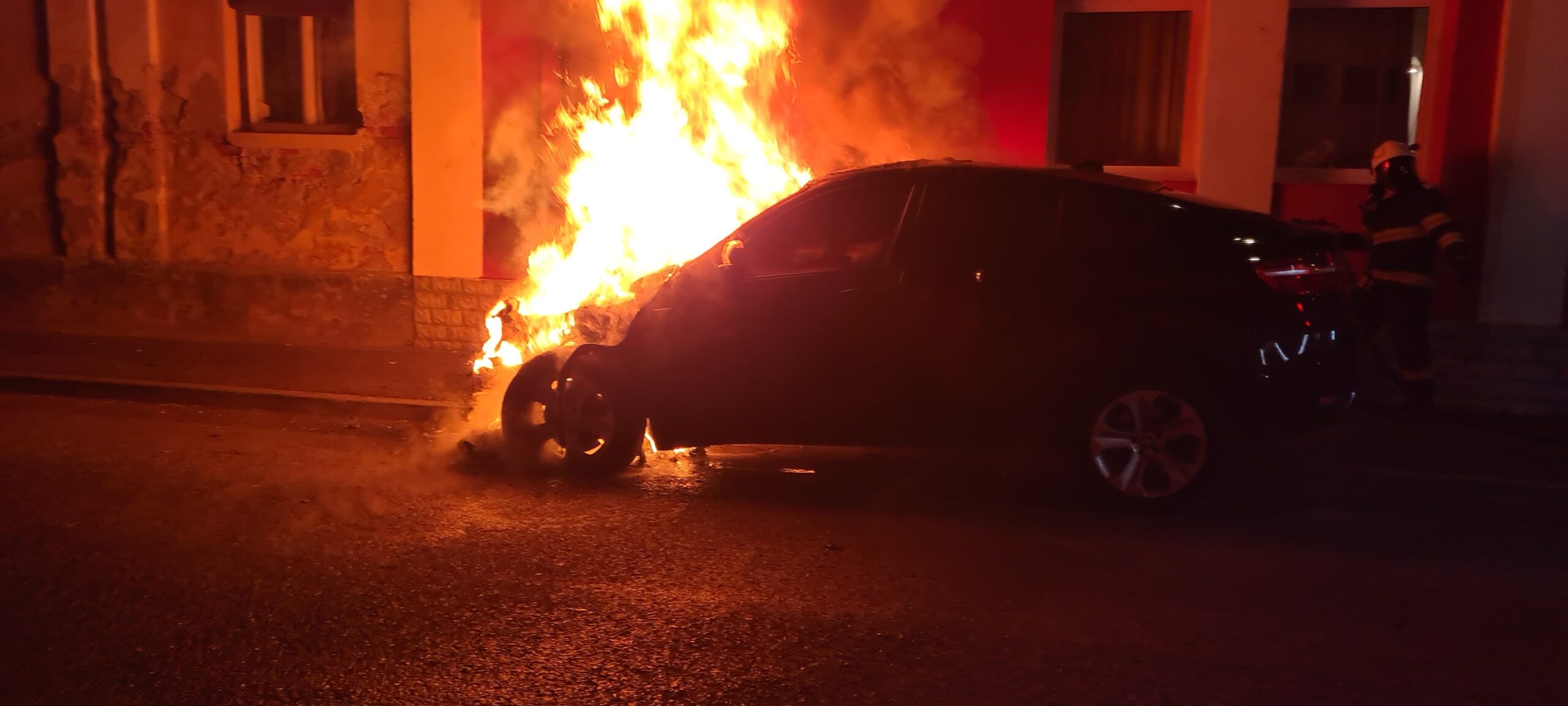 Misiune dinamică! Autoturism în flăcări pe strada Porumbeilor din municipiul Satu Mare