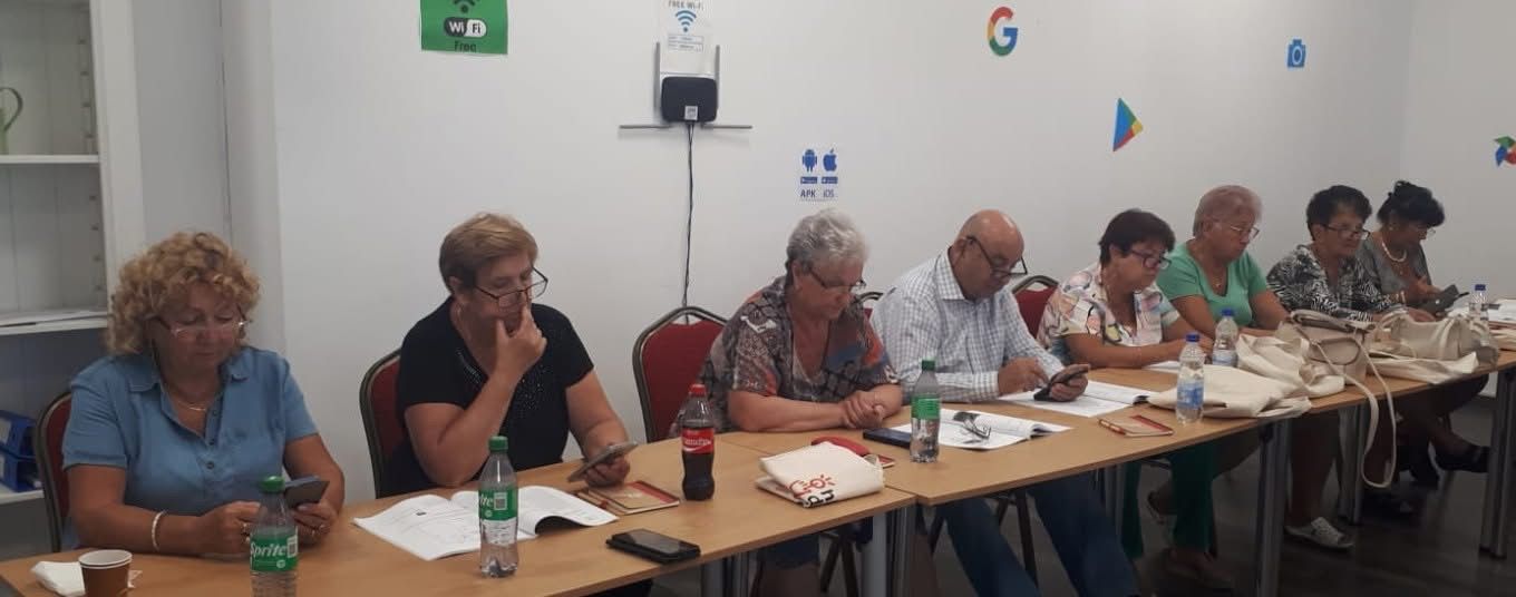 Seniorii sătmăreni descoperă internetul în cadrul programului HiDigital de la Biblioteca Județeană