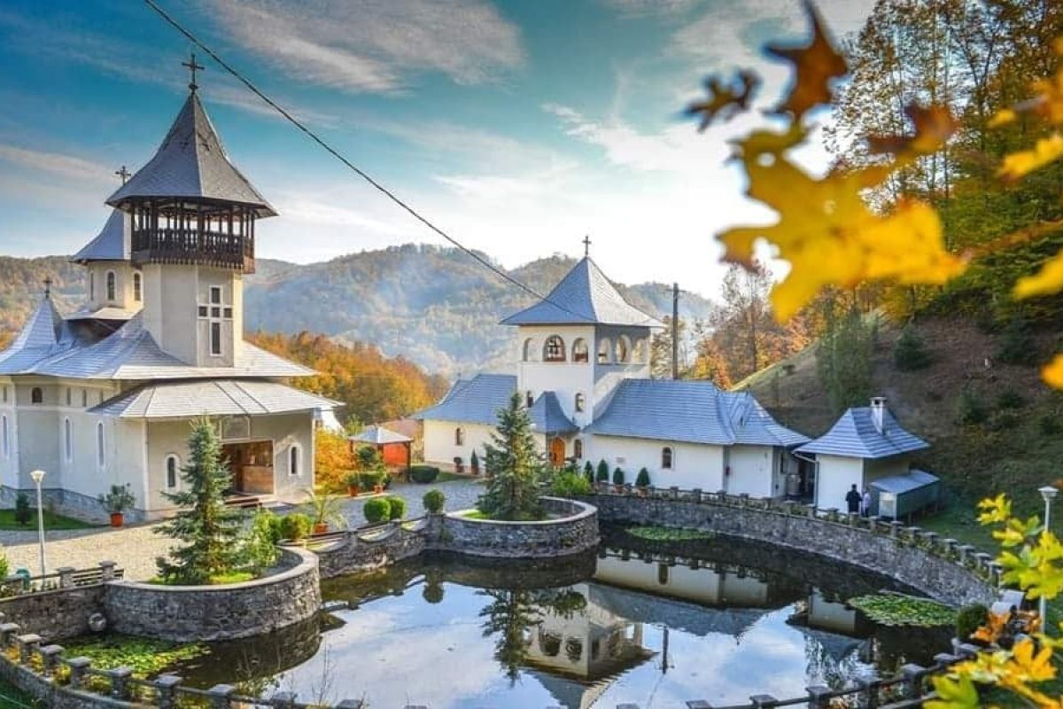 Mănăstirea Izbuc și izvorul tămăduitor. Un fenomen unic în Europa care aduce speranță pelerinilor