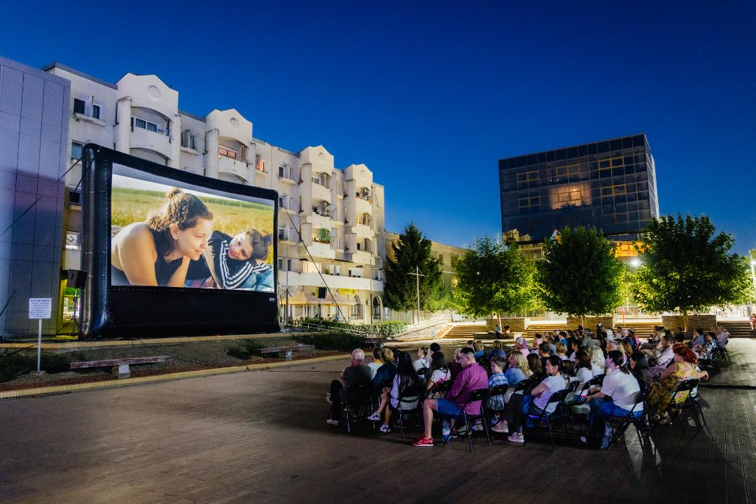 Cinema sub cerul liber – Caravana TIFF revine la Satu Mare