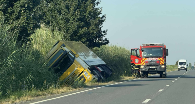 ACCIDENT. TIR răsturnat la intrarea în județul Satu Mare