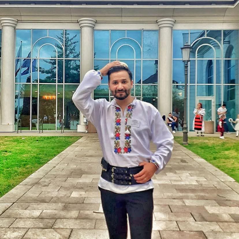 DESTIN. Din Oaș la Paris, cu dor în glas. Povestea lui Adrian Covaci, oșanul care și-a pus copilăria în cântec și a dus Maramureșul pe scenă în inima Franței