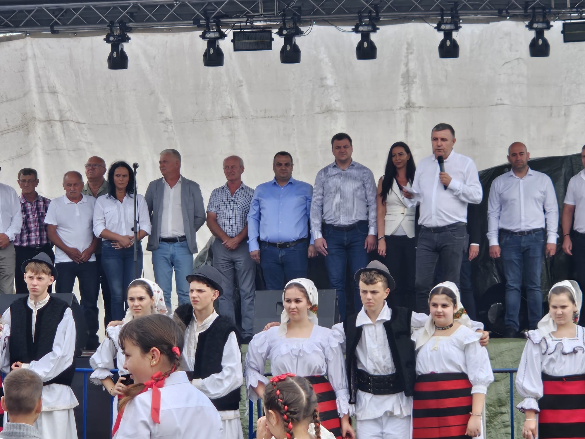 FOTO. SĂRBĂTOARE. Festivalul Verii Decebal: Tradiție, bucurie și comunitate în inima satului