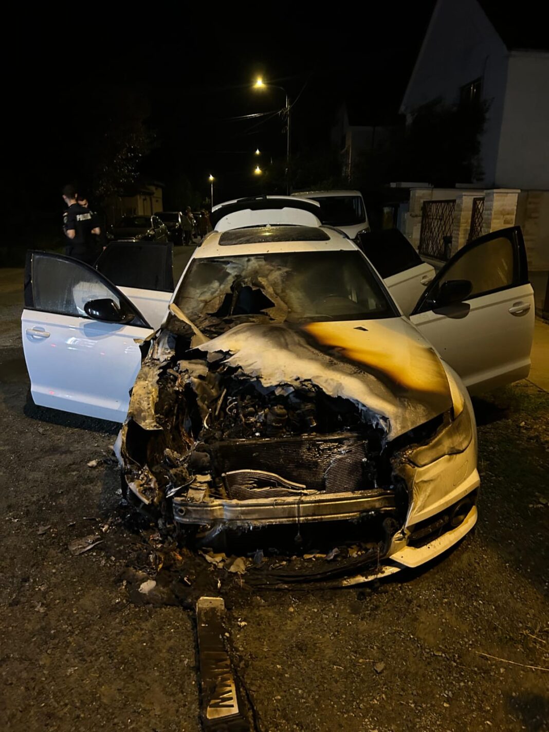 Incendiu auto și explozie urmată de incendiu într-un apartament