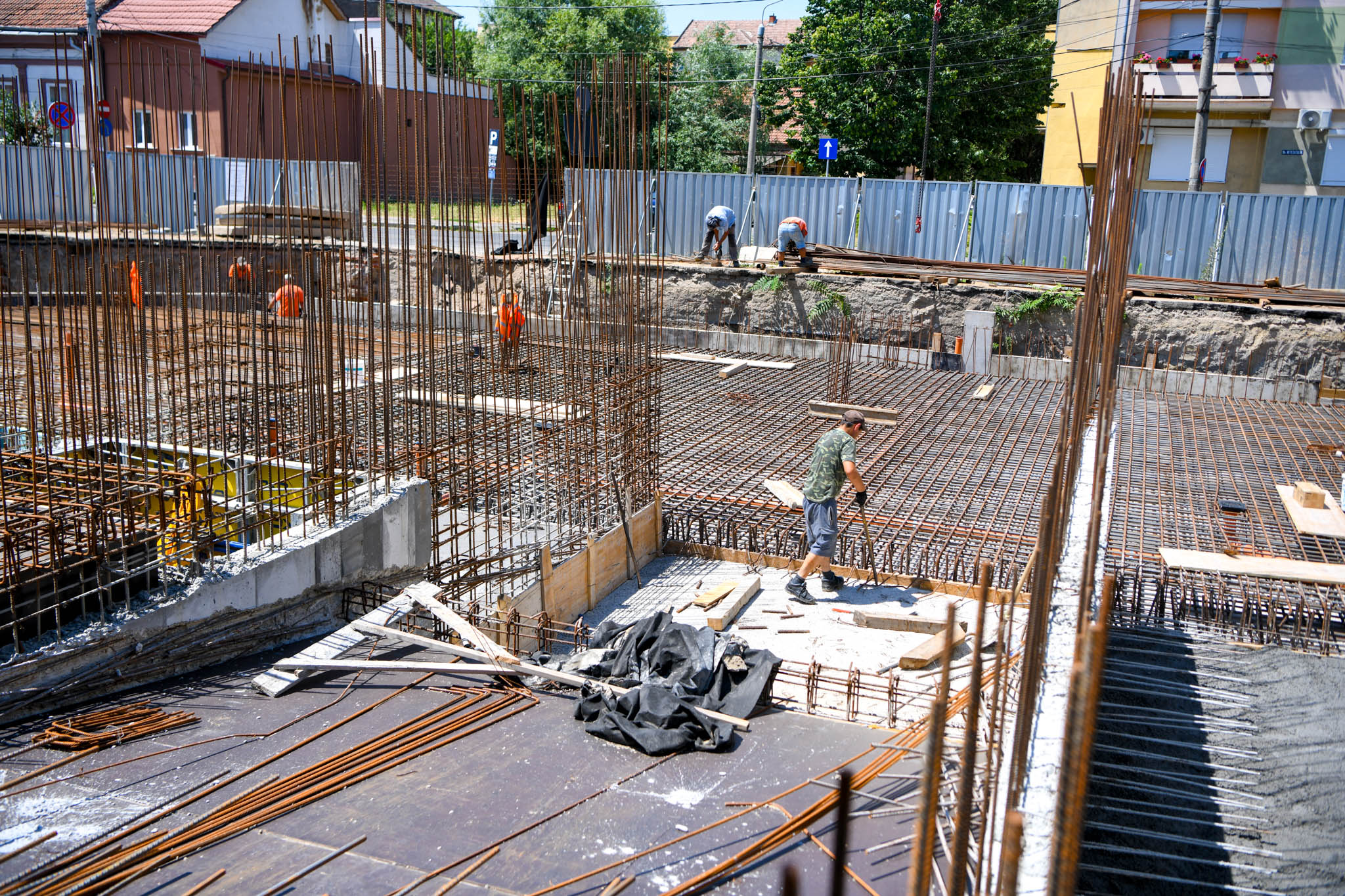 Parcare supraetajată în centrul municipiului Satu Mare: lucrările avansează pe strada Mihail Kogălniceanu