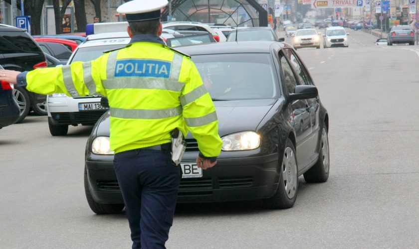 Reținut de polițiști, pentru conducerea unui vehicul fără permis de conducere și sub influența alcoolului