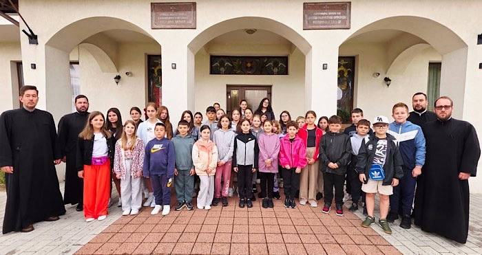 CREDINȚĂ  Tabăra „Hristos în mijlocul nostru” a reunit 45 de tineri la Schitul Luna Șes