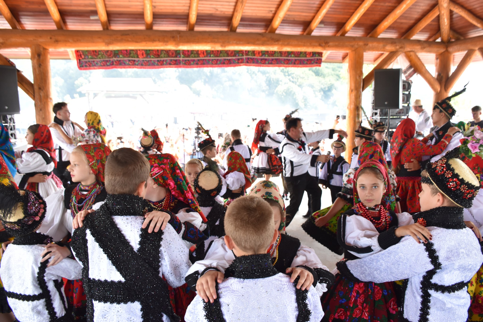 TRADIȚII  Magia folclorului românesc, din nou „La Porțile Zânelor”