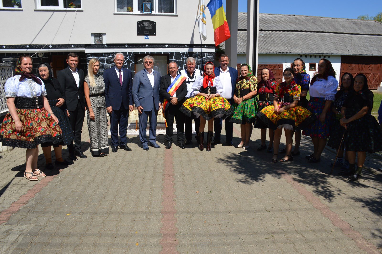 ,,𝐂𝐫𝐞𝐝𝐢𝐧𝐭̦𝐚 — 𝐫𝐚̆𝐝𝐚̆𝐜𝐢𝐧𝐚 𝐢𝐝𝐞𝐧𝐭𝐢𝐭𝐚̆𝐭̦𝐢𝐢 𝐧𝐨𝐚𝐬𝐭𝐫𝐞!” Deputatul Mircea GOVOR a fost prezent la sfințirea lumânărarului și a casei parohiale din Racșa!