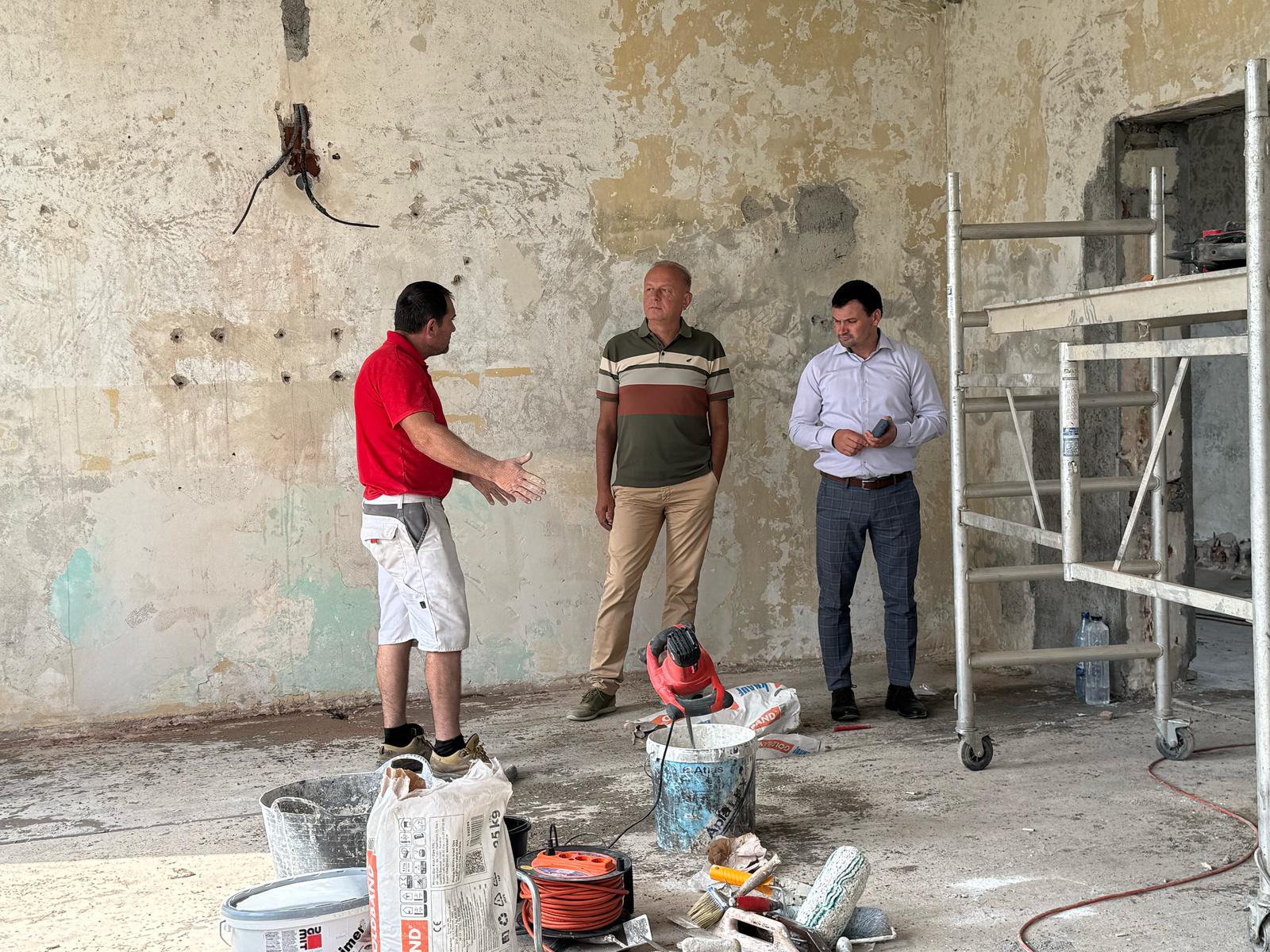 FOTO. Primăria Ardud face ample lucrări de modernizare la Școala Gimnazială Mădăras, pentru un început de an școlar în condiții moderne