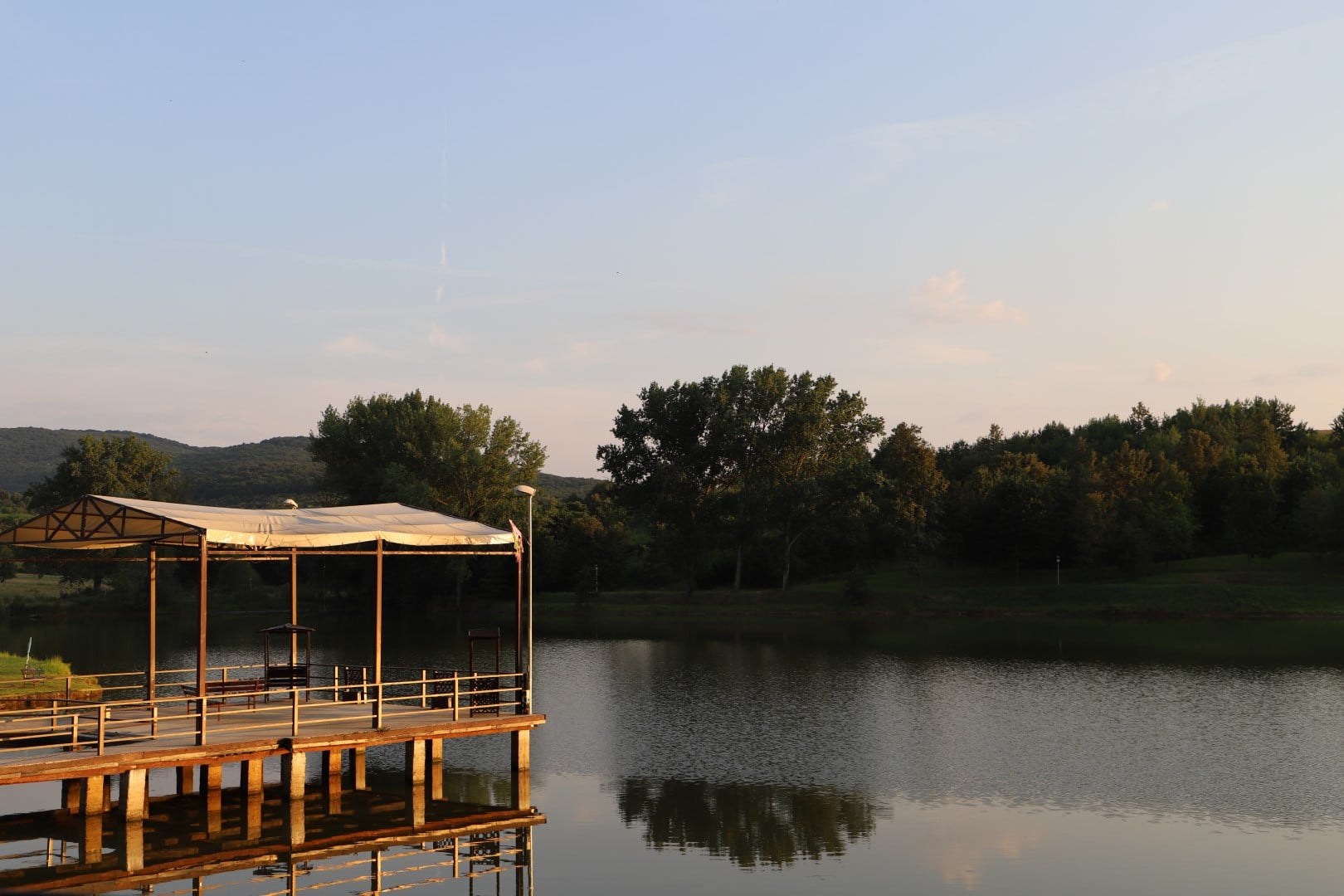 Lacul Oțeloaia și Pensiunea Popasul Codrenilor – oază de natură, tradiție și relaxare în inima Codrului sătmărean