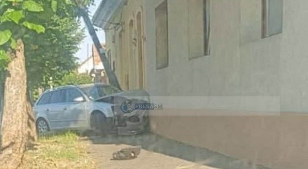 Mașină izbită într-o locuință din Satu Mare. Intervenție de urgență a pompierilor