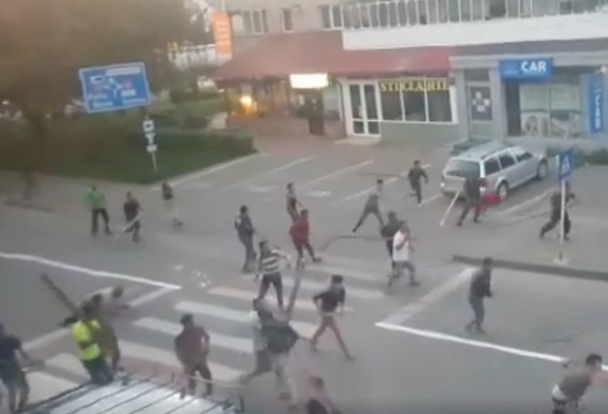 Bătaie între sătmăreni și zălăuani în fața Gării CFR Zalău Nord