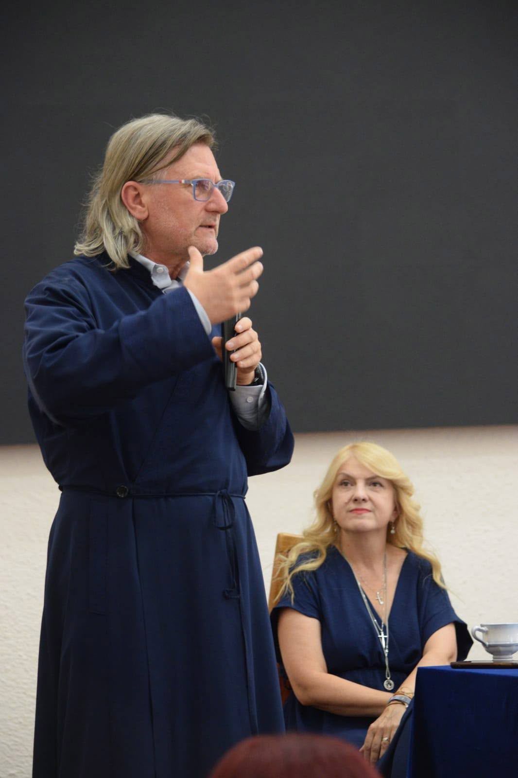 Lansare de carte la Muzeul Județean: „Cerșetorul de ALBASTRU” și o întâlnire memorabilă cu preotul Crin-Triandafil Theodorescu