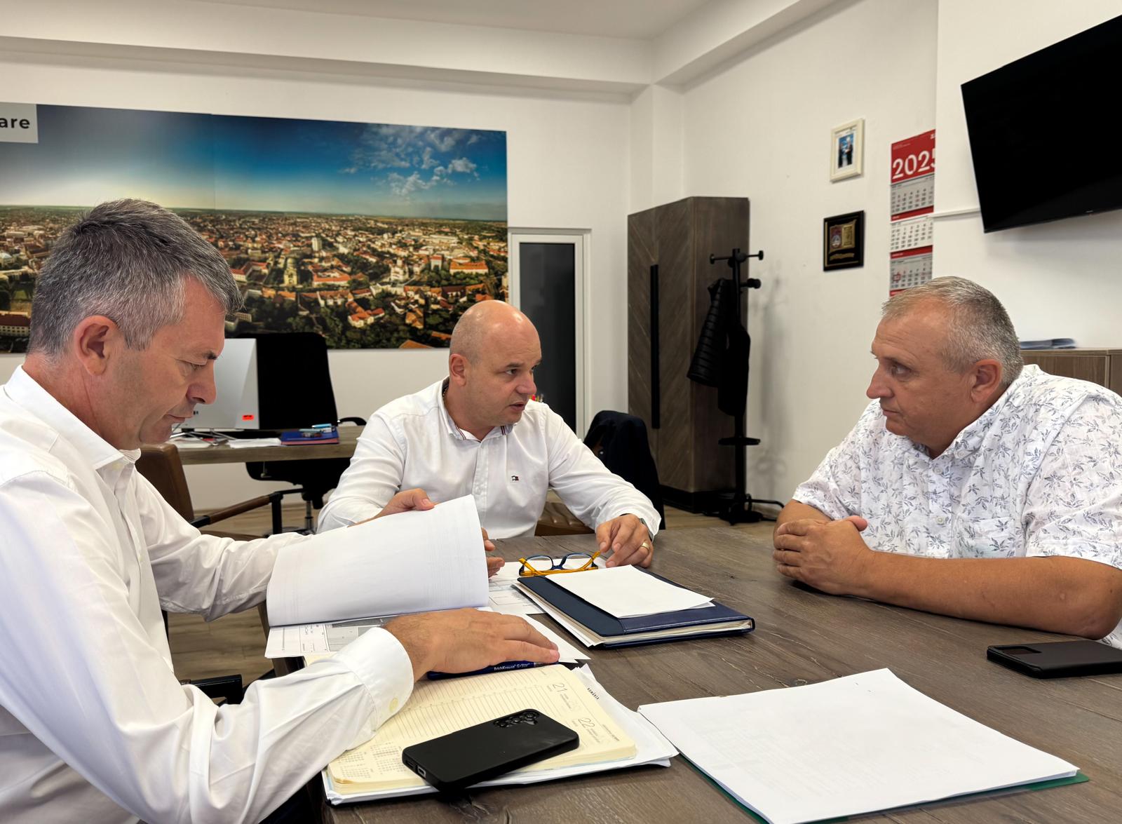 Dialog constructiv la Prefectură cu primarul comunei Lazuri, privind perspectivele dezvoltării locale