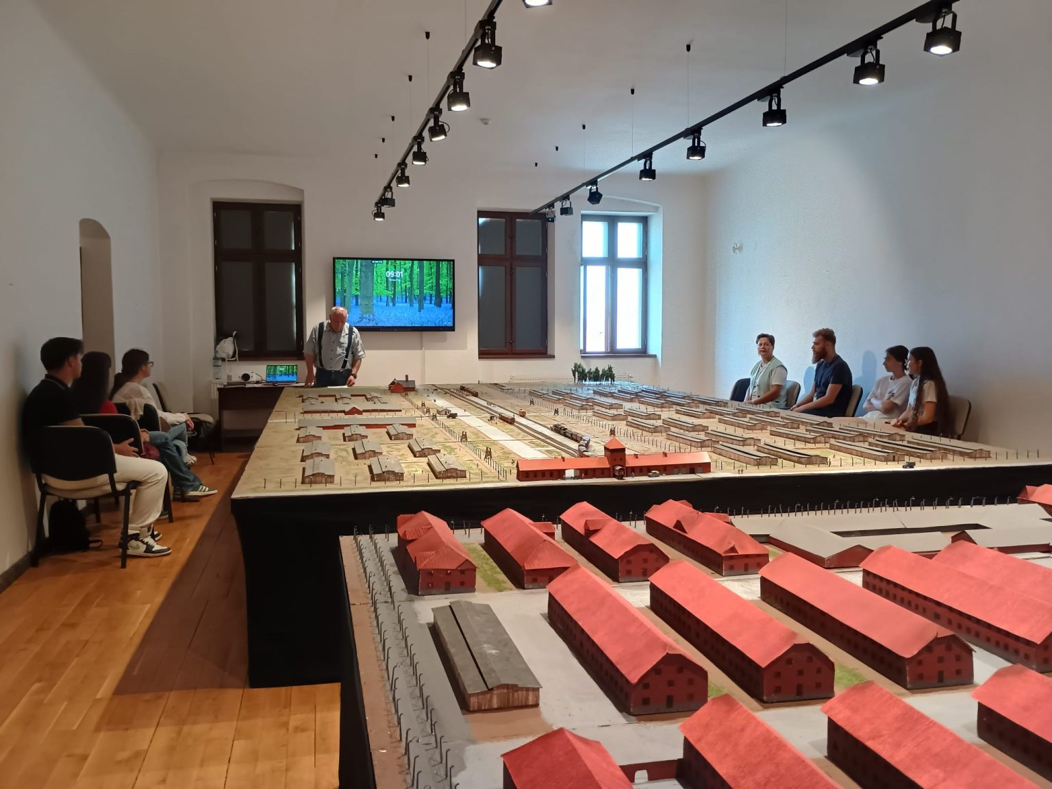 MEMORIE. Expoziția „Trăiește Istoria!” ajunge la Satu Mare, cu o machetă impresionantă a lagărului Auschwitz