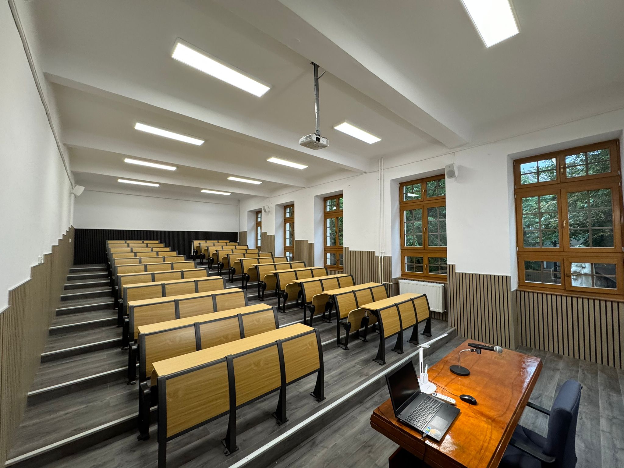 Amfiteatrul de Matematică de la Colegiul Național „Mihai Eminescu” din Satu Mare, renovat prin mobilizarea foștilor absolvenți