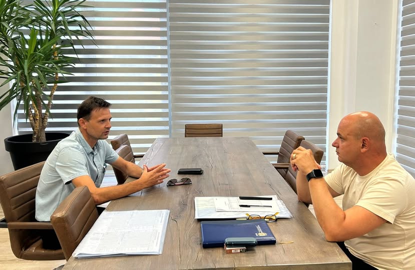 Sprijin instituțional pentru modernizarea comunei Acâș: întâlnire de lucru între prefectul Altfatter Tamás și primarul Dari Tamás