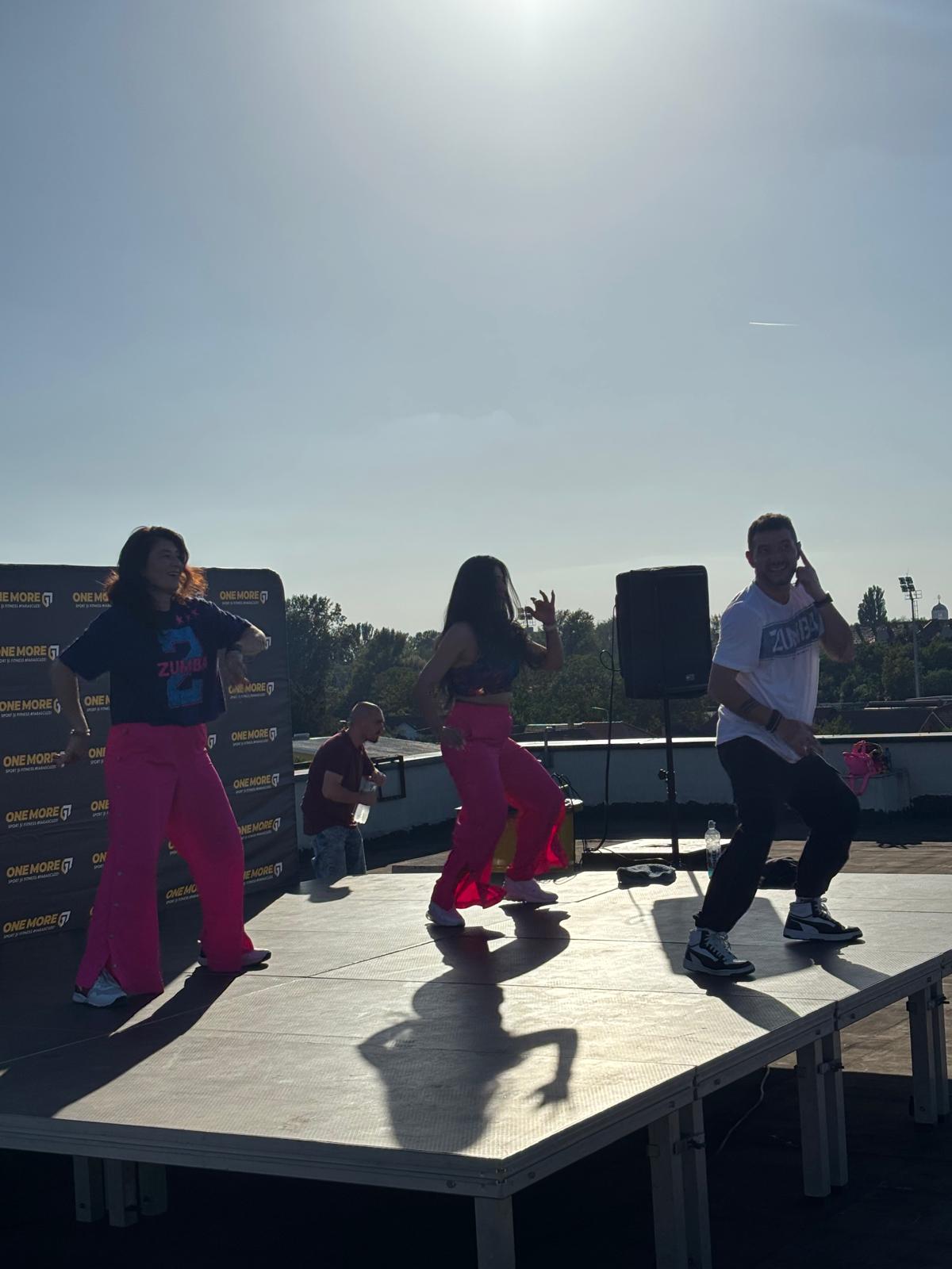 FOTO. Masterclass de Zumba pe acoperișul Complexului Sportiv One More, cu invitat special din Călărași