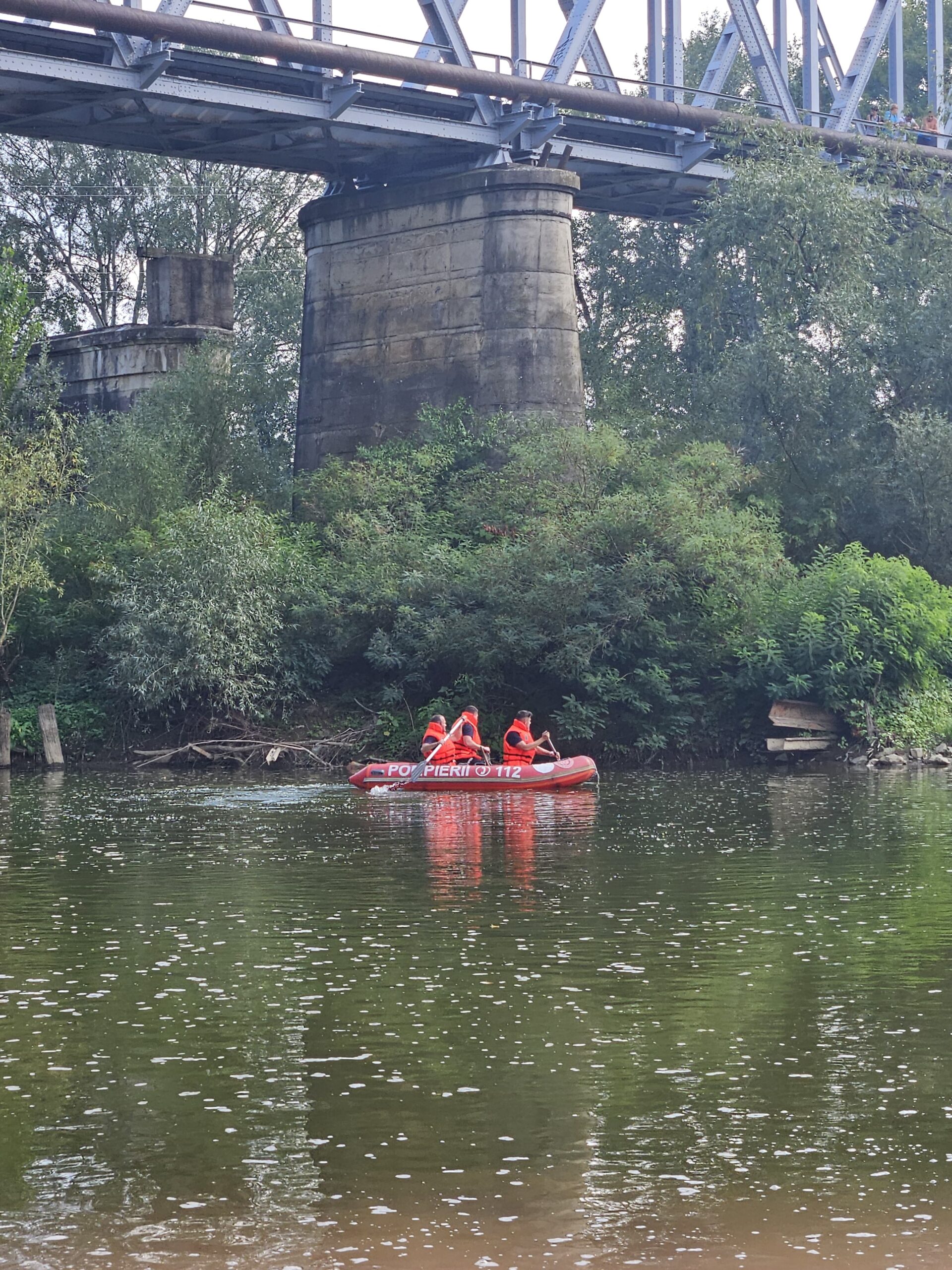 Operațiune contra cronometru pe Someș – pompierii au salvat un bărbat aflat în pericol