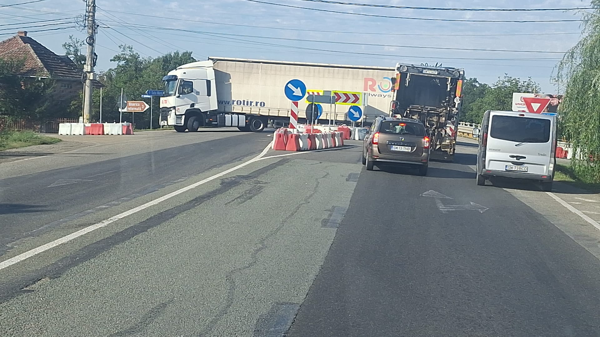 FOTO. BLOCAJ. Tir blocat în sensul giratoriu de la intrarea în Vetiș