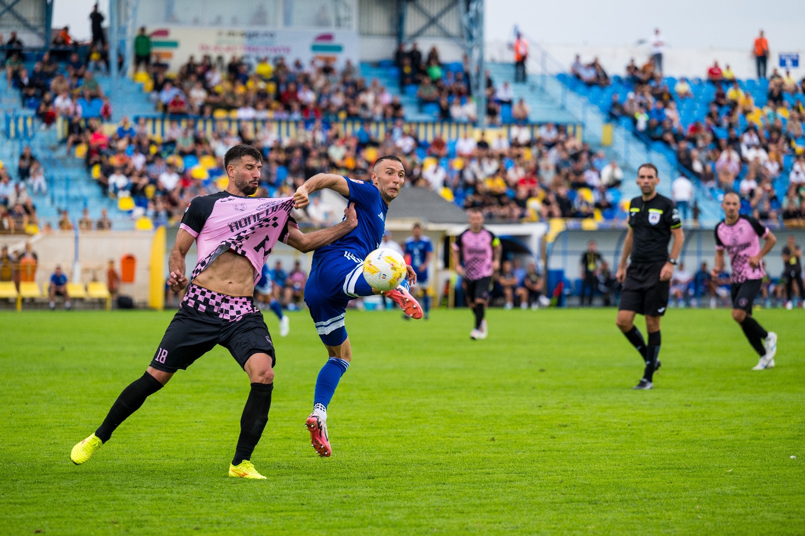 Egali, doar o repriză, cu noul lider!