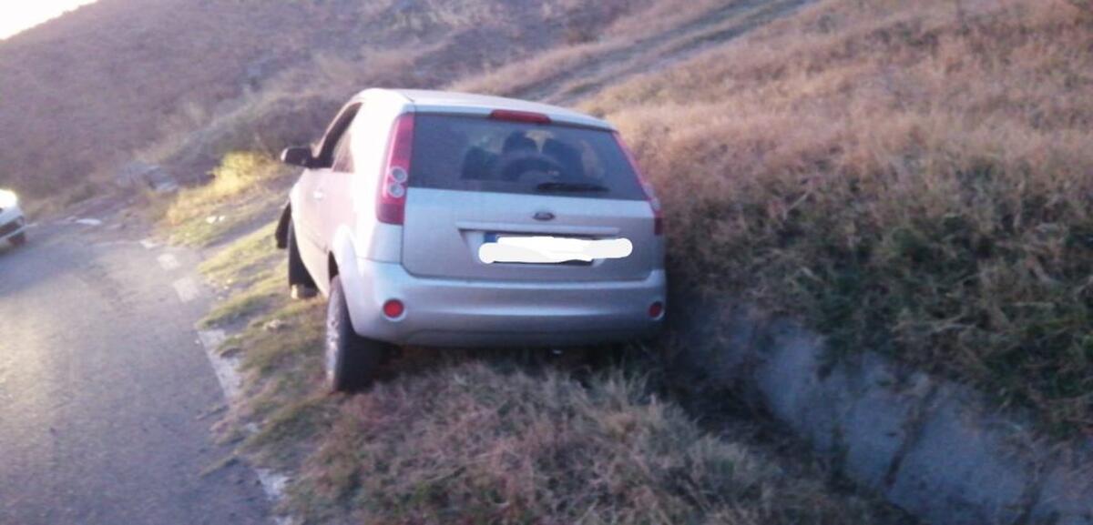 Din cauza neatenției a ajuns cu autoturismul în șanţ - polițiștii sătmăreni cercetează accidentul