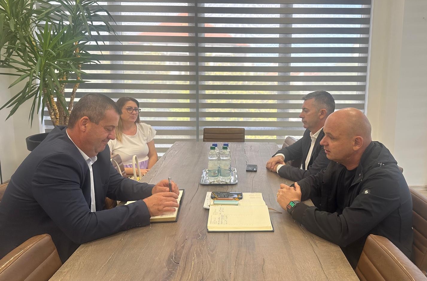 DEZVOLTARE. Prefectul Satu Mare, întâlnire de lucru cu primarul comunei Bătarci pentru modernizarea infrastructurii și sprijinirea mediului rural