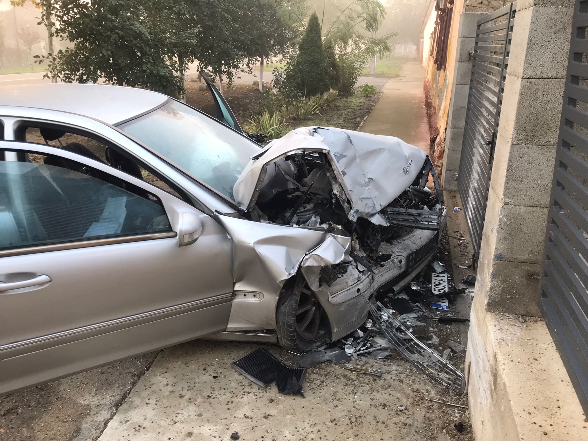 Bărbat din Boghiș, cercetat după ce a intrat cu mașina în gardul unui imobil