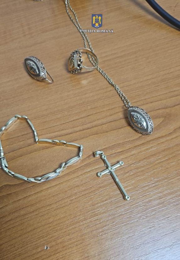 Percheziții domiciliare efectuate de polițiștii Biroului de Investigații Criminale Satu Mare în județul Vâlcea. Femeie reținută pentru tâlhărie calificată