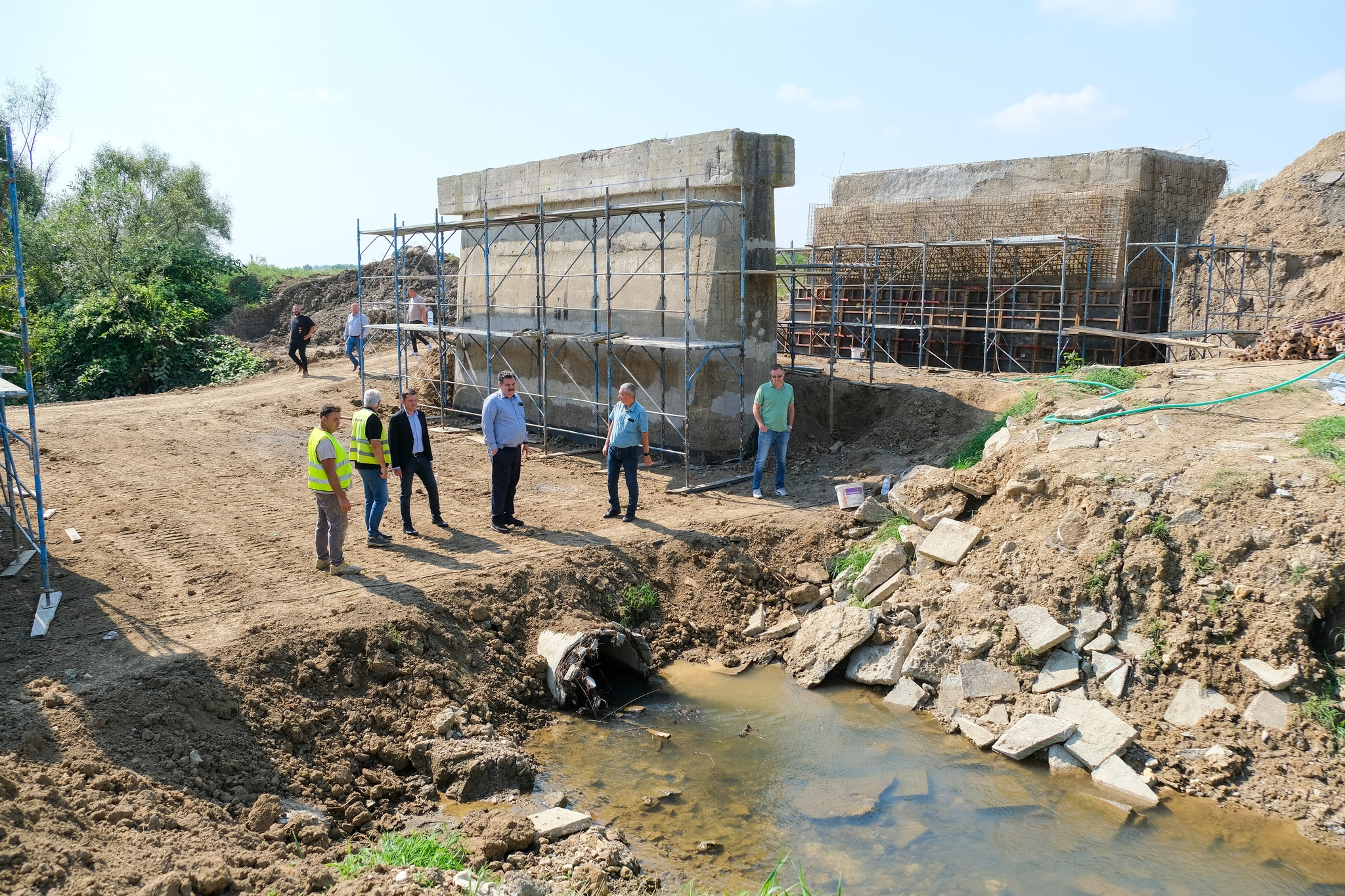 Podul peste râul Talna din Pășunea Mare începe să prindă contur