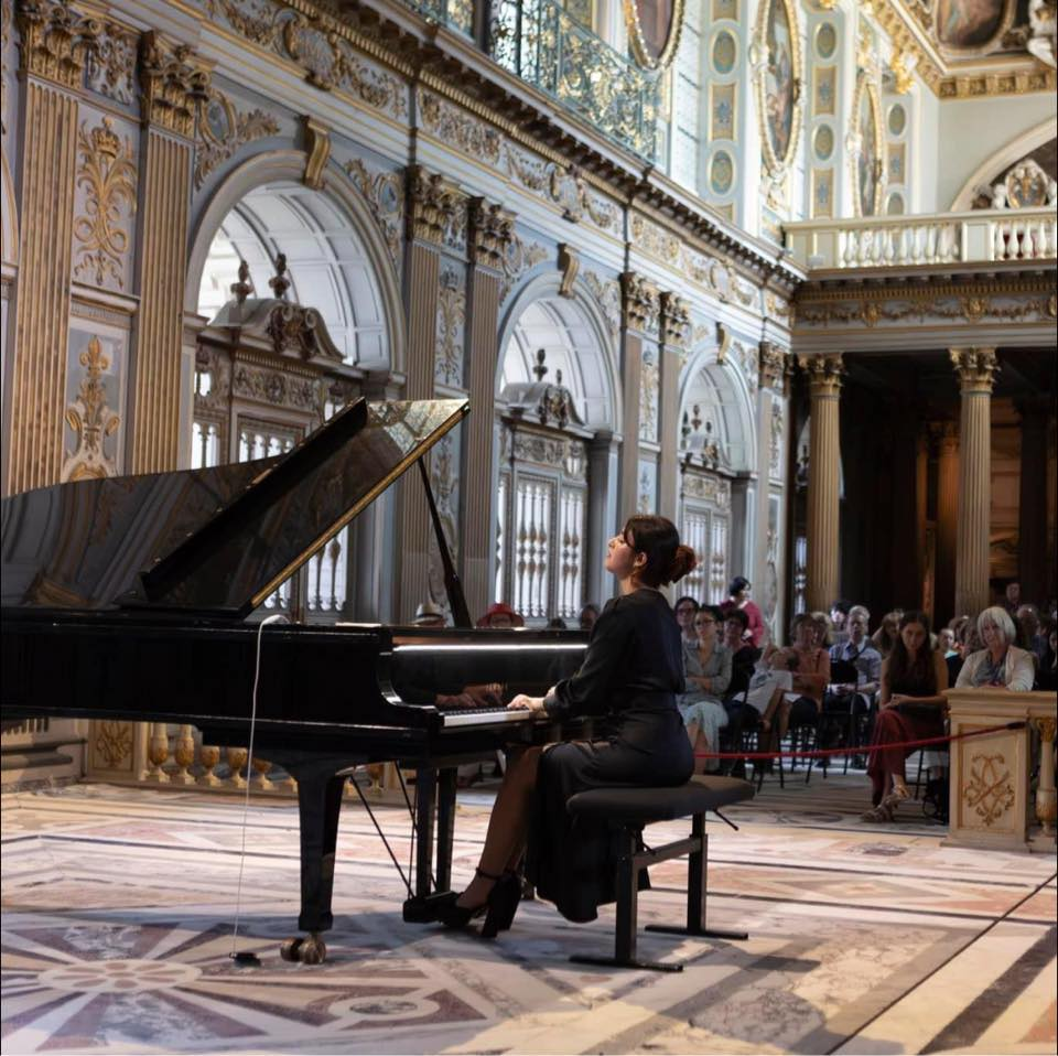 Talentata pianistă sătmăreană, Isabella Voropciuc își continuă studiile de master la prestigiosul Conservatoire Royal de Bruxelles, în clasa renumitului profesor și pianist Victor Chestopal