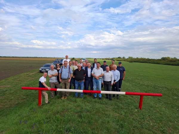 𝑃𝑎𝑟𝑡𝑒𝑛𝑒𝑟𝑖𝑎𝑡 𝑟𝑜𝑚𝑎̂𝑛𝑜-𝑢𝑛𝑔𝑎𝑟 𝑝𝑒𝑛𝑡𝑟𝑢 𝑐𝑜𝑛𝑠𝑜𝑙𝑖𝑑𝑎𝑟𝑒𝑎 𝑠𝑖𝑔𝑢𝑟𝑎𝑛𝑡̦𝑒𝑖 𝑐𝑜𝑚𝑢𝑛𝑖𝑡𝑎̆𝑡̦𝑖𝑙𝑜𝑟 𝑑𝑒 𝑓𝑟𝑜𝑛𝑡𝑖𝑒𝑟𝑎̆: verificări comune ale lucrărilor hidrotehnice de apărare împotriva inundaţiilor